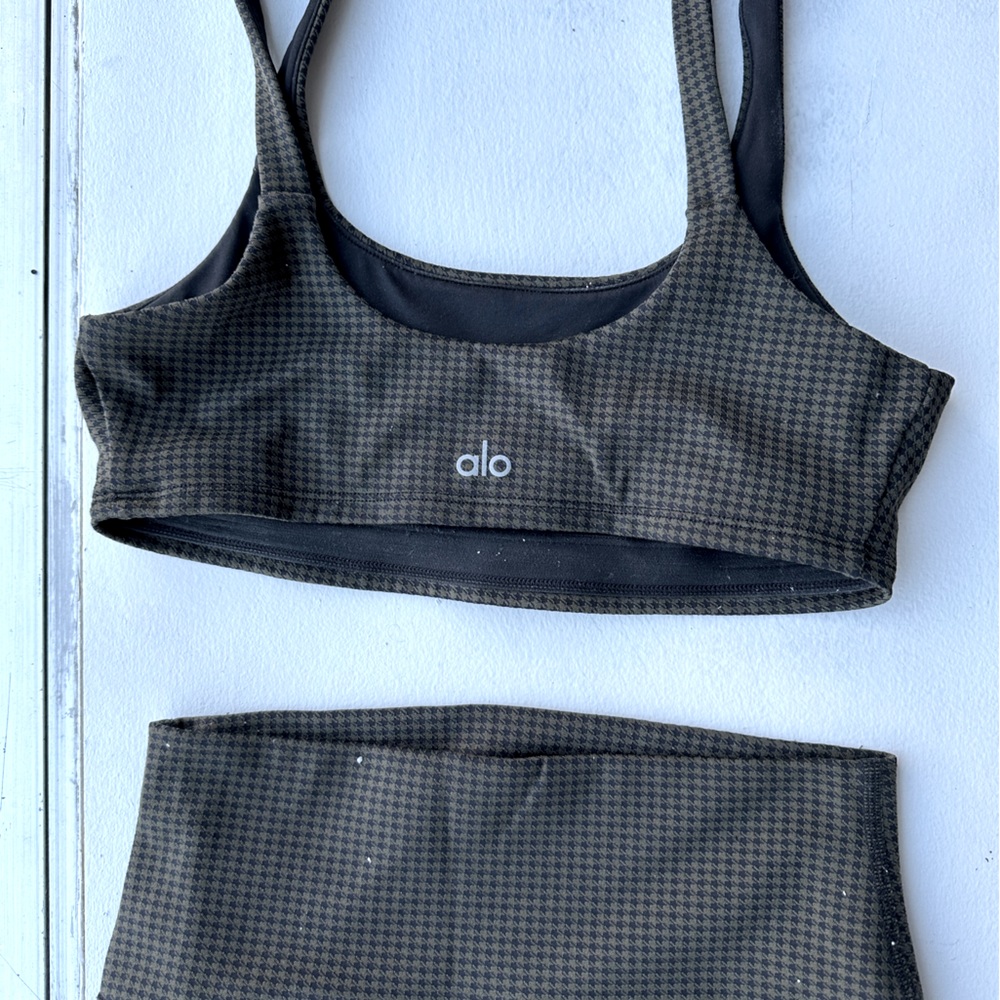 ALO matching set. Small sports bra and small leggings 🖤